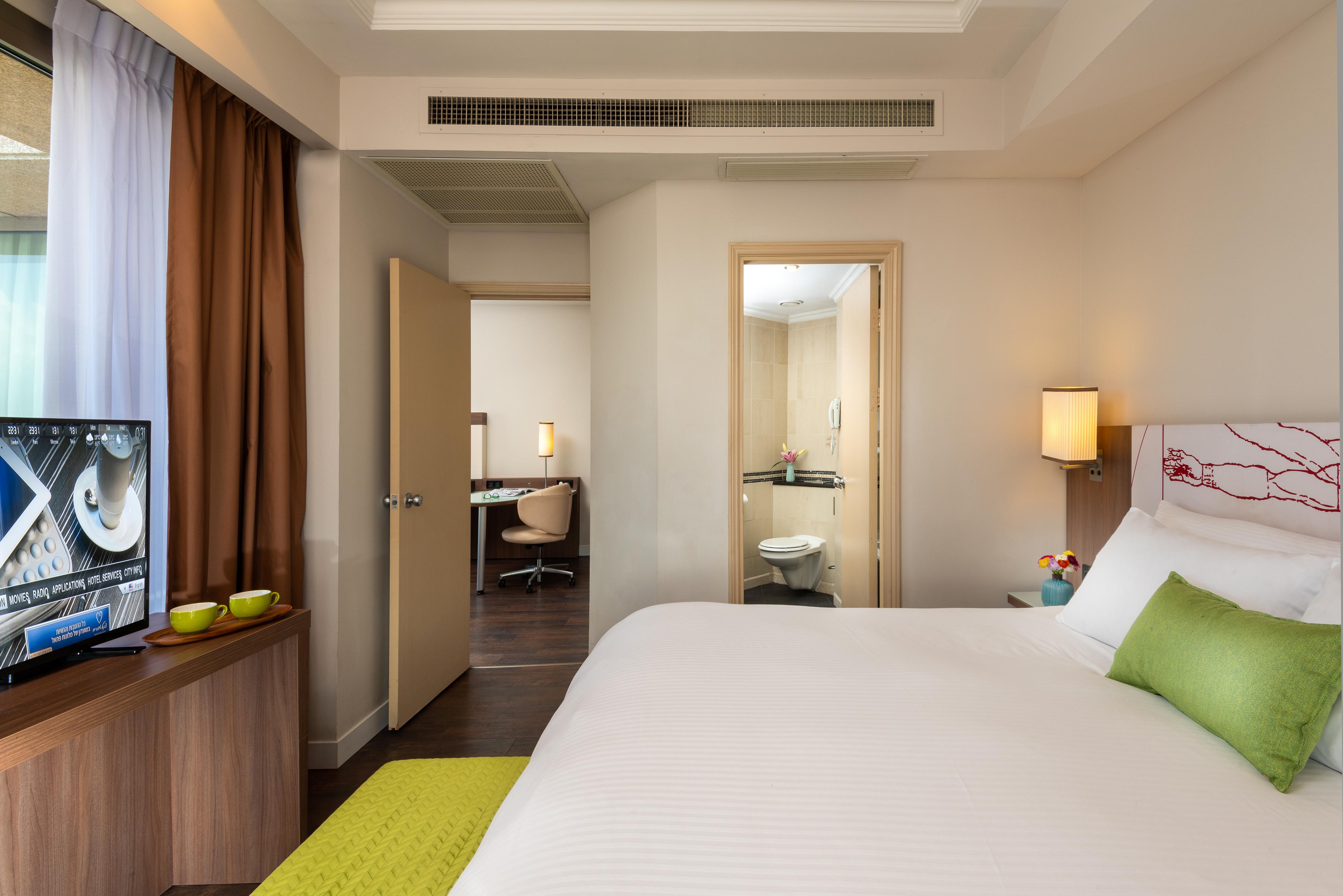 Leonardo City Tower Hotel Tel Aviv Giv'atayim Zewnętrze zdjęcie A bedroom at the hotel