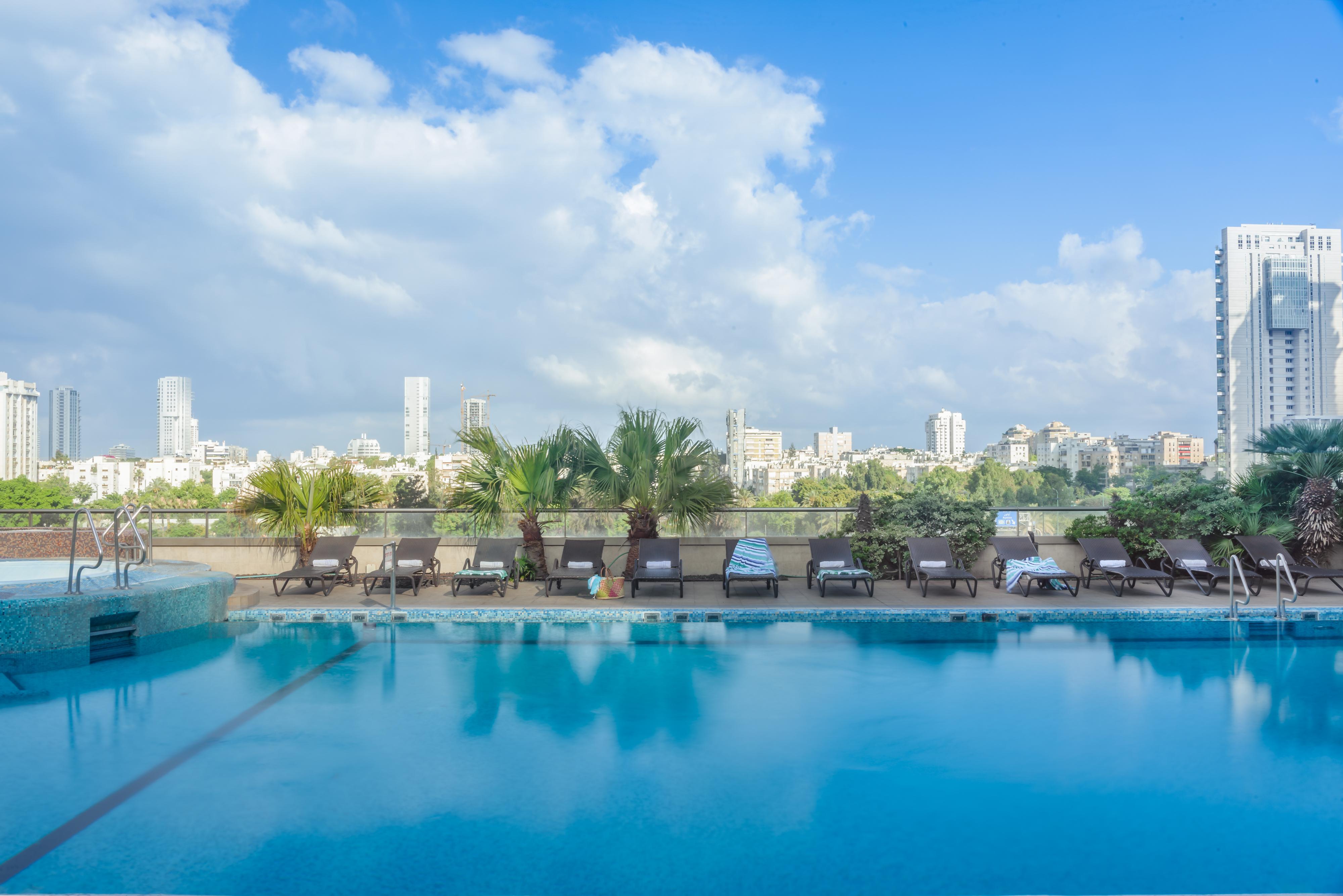 Leonardo City Tower Hotel Tel Aviv Giv'atayim Zewnętrze zdjęcie The swimming pool at the hotel