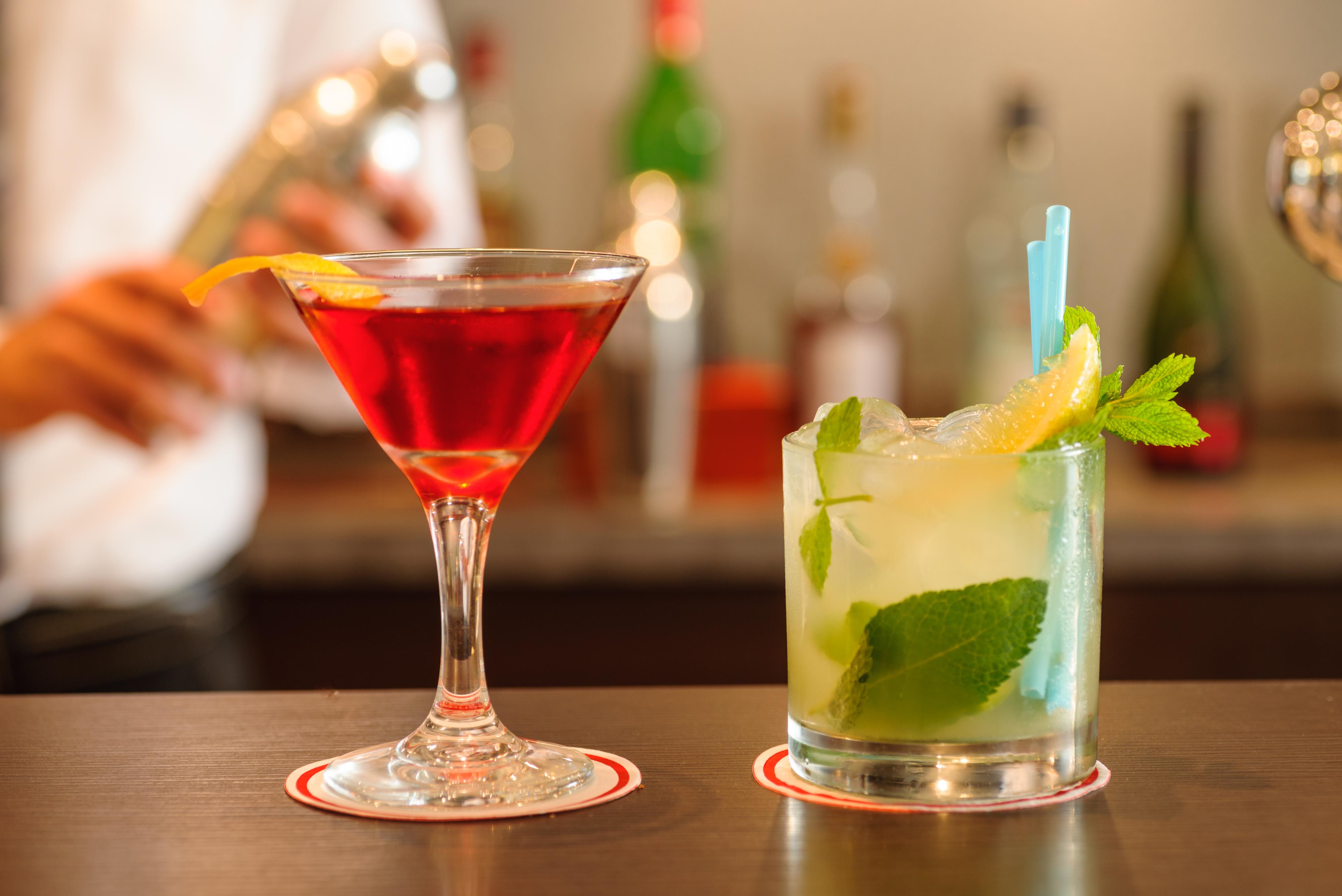 Leonardo City Tower Hotel Tel Aviv Giv'atayim Zewnętrze zdjęcie A cosmopolitan (left) and a mojito (right)