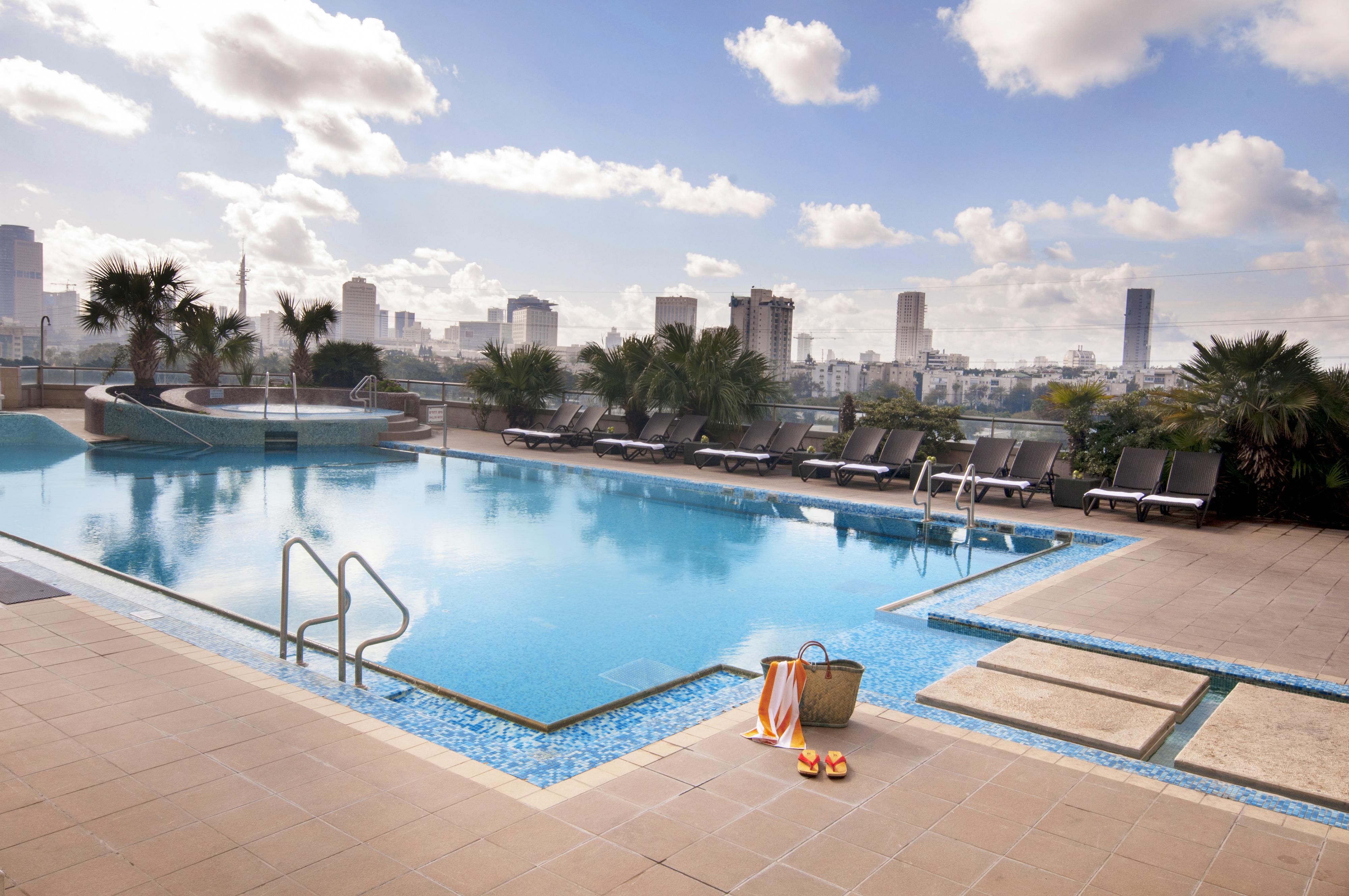 Leonardo City Tower Hotel Tel Aviv Giv'atayim Zewnętrze zdjęcie The swimming pool at the hotel