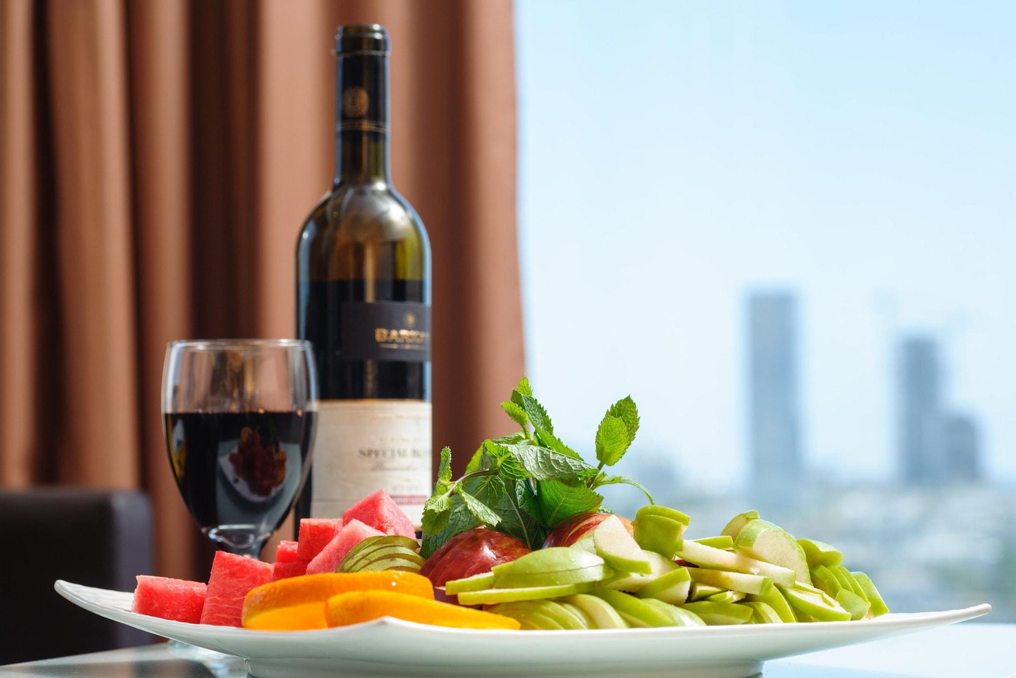 Leonardo City Tower Hotel Tel Aviv Giv'atayim Zewnętrze zdjęcie A bottle of wine and a glass of wine