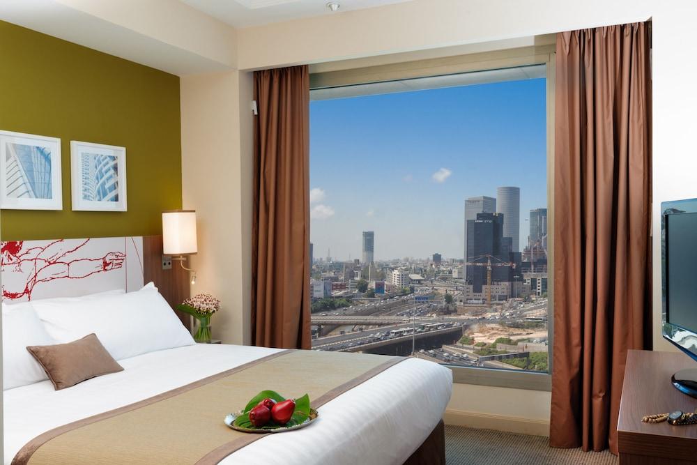 Leonardo City Tower Hotel Tel Aviv Giv'atayim Zewnętrze zdjęcie A bedroom at the hotel