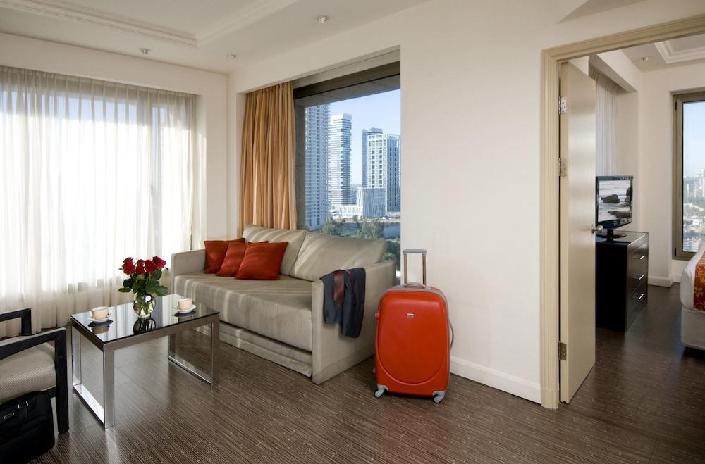 Leonardo City Tower Hotel Tel Aviv Giv'atayim Zewnętrze zdjęcie A living room in a serviced apartment in Shanghai, China