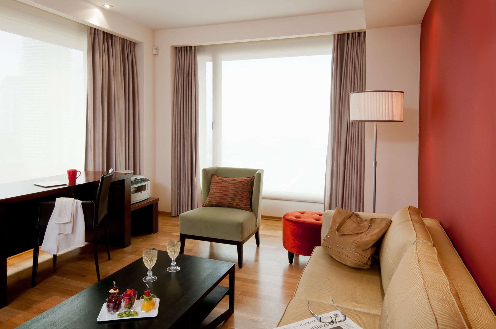 Leonardo City Tower Hotel Tel Aviv Giv'atayim Zewnętrze zdjęcie A typical room at the hotel