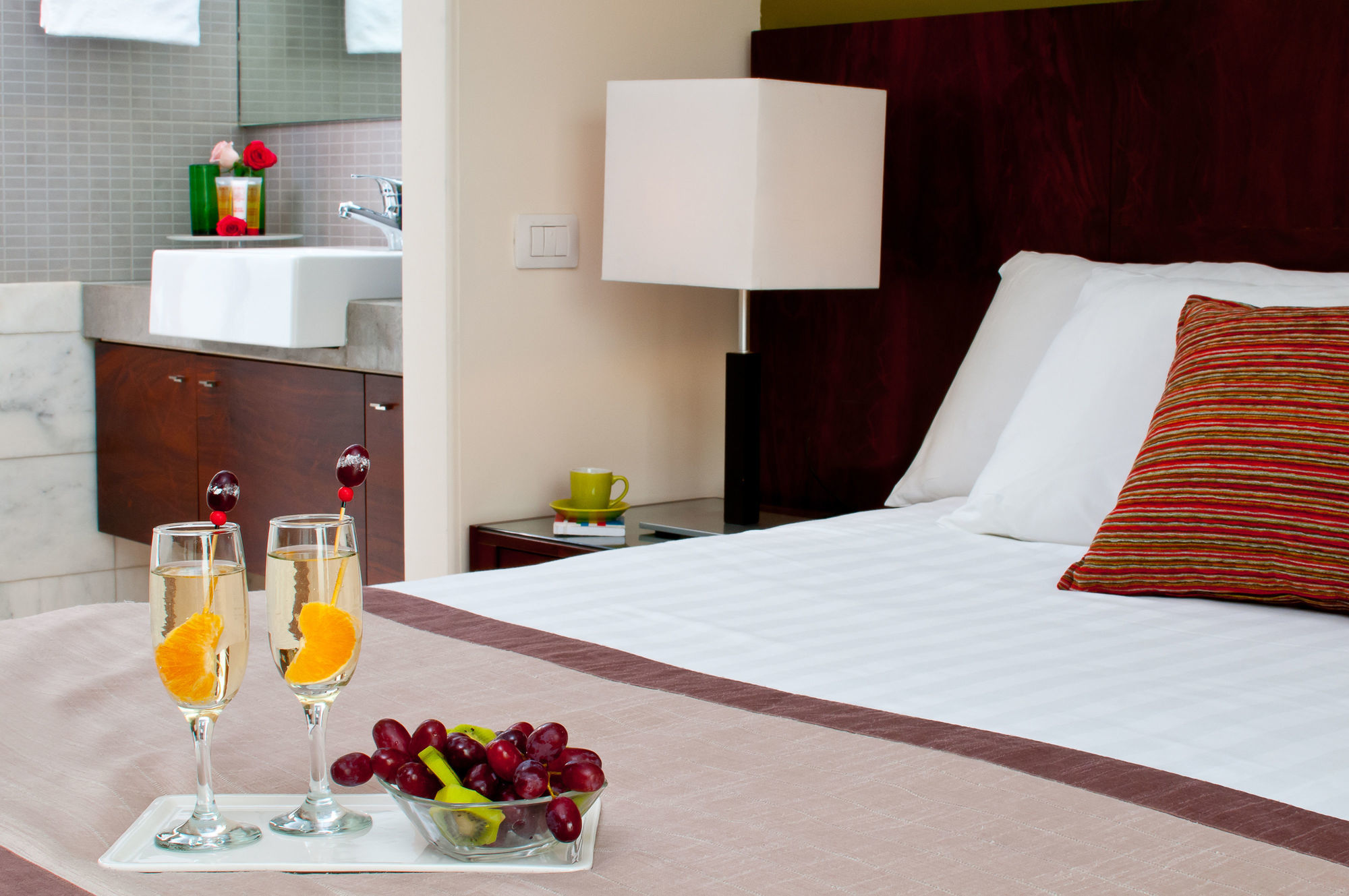 Leonardo City Tower Hotel Tel Aviv Giv'atayim Zewnętrze zdjęcie A bedroom at the hotel