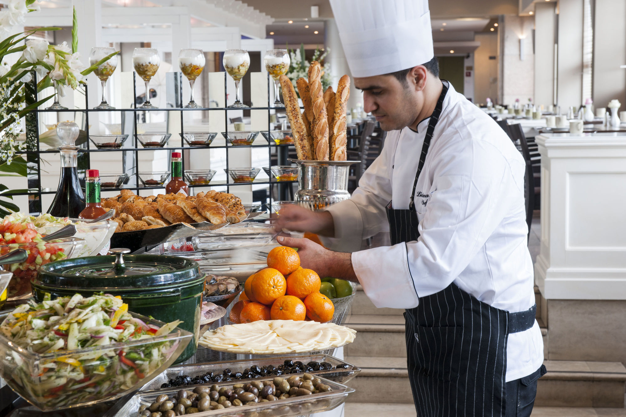 Leonardo City Tower Hotel Tel Aviv Giv'atayim Zewnętrze zdjęcie A chef at work