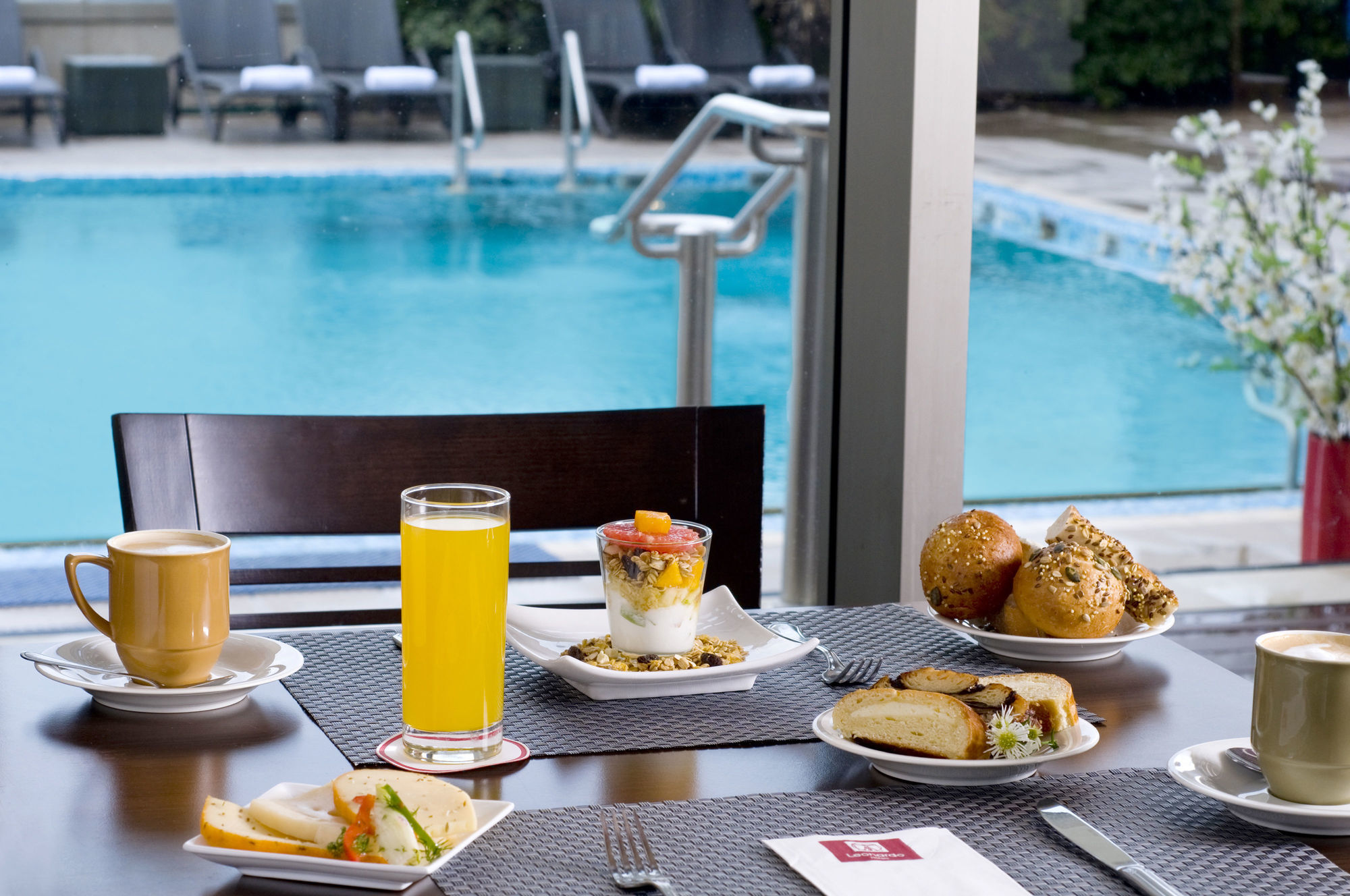 Leonardo City Tower Hotel Tel Aviv Giv'atayim Zewnętrze zdjęcie Breakfast at the pool
