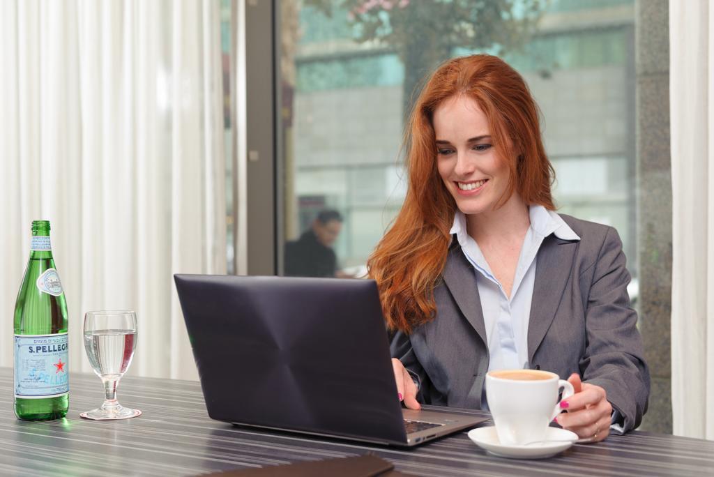 Leonardo City Tower Hotel Tel Aviv Giv'atayim Zewnętrze zdjęcie A woman working on a laptop