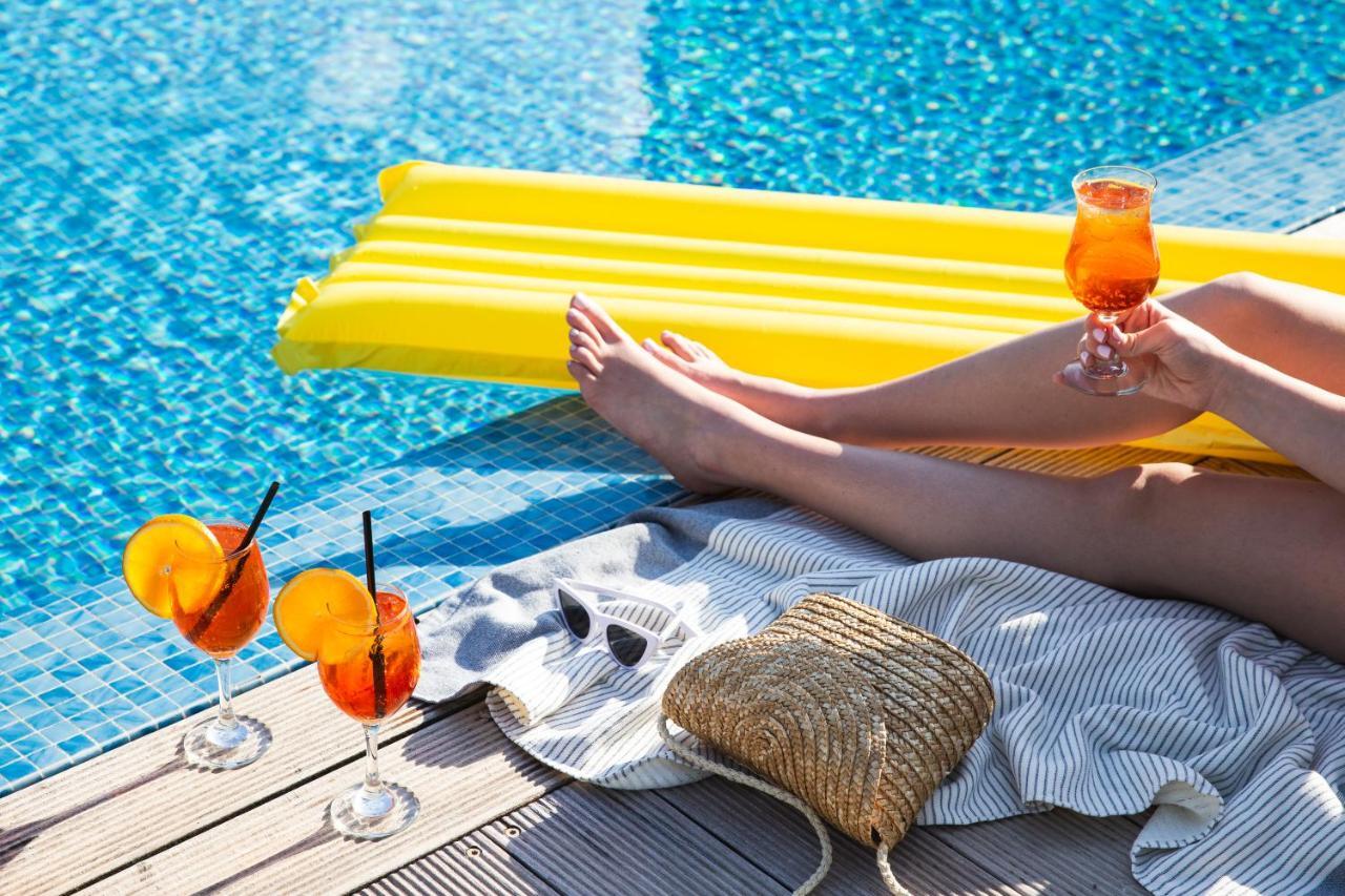 Leonardo City Tower Hotel Tel Aviv Giv'atayim Zewnętrze zdjęcie A woman relaxing by a pool
